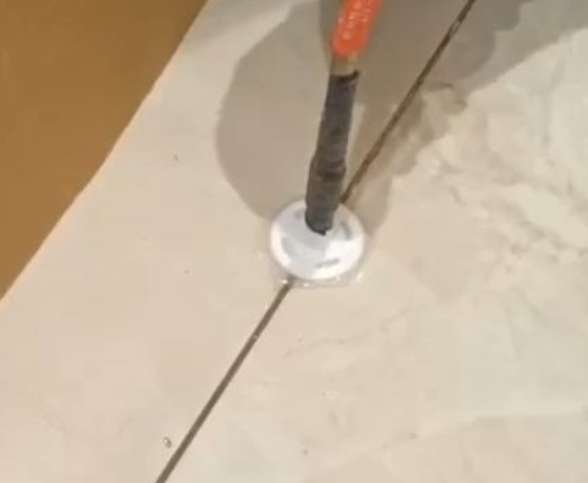 新河瓷砖空鼓维修公司专业解答瓷砖在铺贴过程中，如果没有涂抹均匀到位的粘结材料（如水泥砂浆或瓷砖胶），可能会导致以下问题