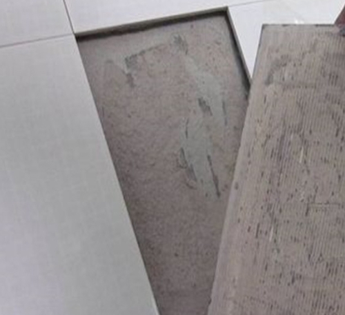 新河瓷砖空鼓维修公司分享瓷砖铺贴时如果打浆（即涂抹在瓷砖背面和基层上的砂浆或瓷砖胶）过少，会带来以下问题